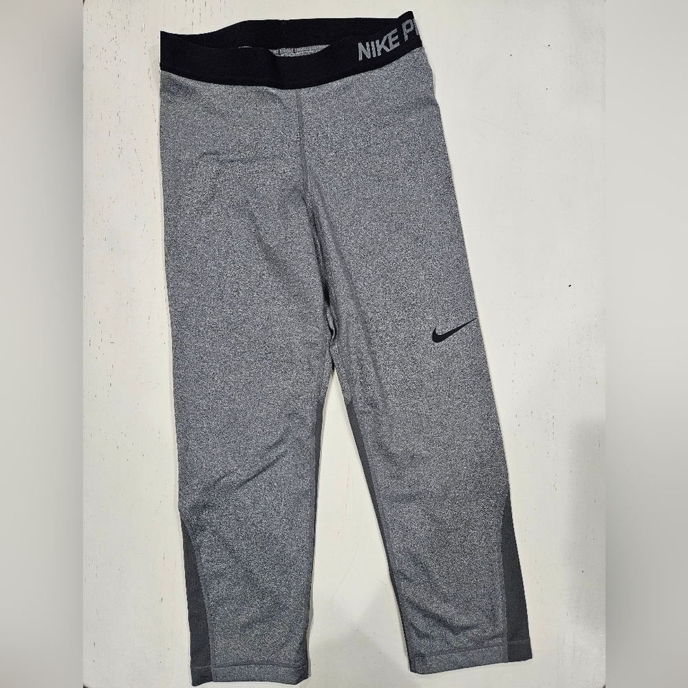 Nike PRO Women's Heather Gray Capris with Stretch Black Waistband. Size Medium